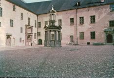 sweden-kalmar-slottet-borggarden-brunnen-uz-1143