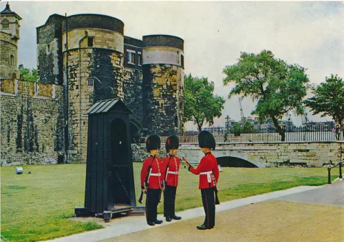 London - Tower Of London Changing Guards - Storbritannien